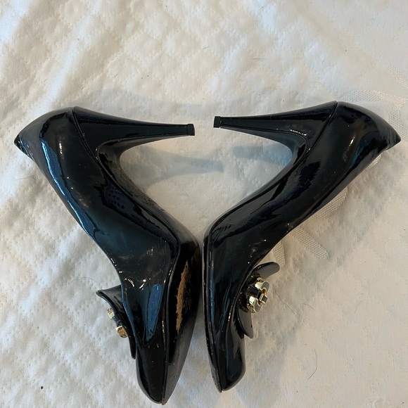 COACH women’s patent leather heels, enamel detail logo - Picture 4 of 4
